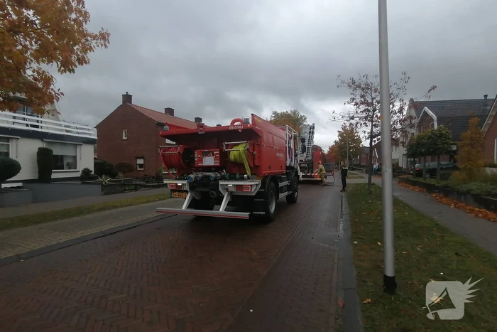 Brommer in schuur vat vlam