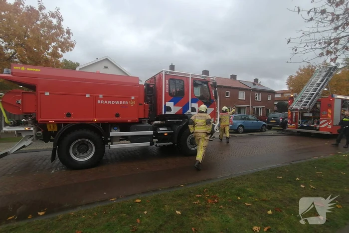 Brommer in schuur vat vlam
