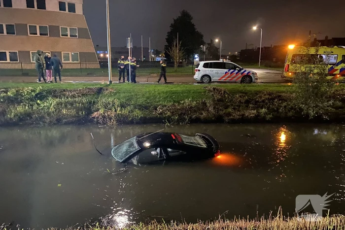 Auto raakt te water