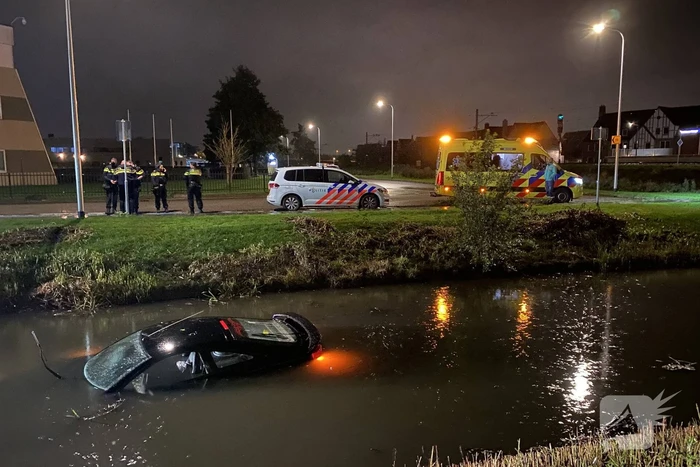 Auto raakt te water