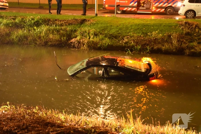 Auto raakt te water