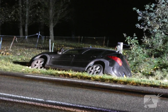Auto belandt in greppel, bestuurder gevlucht
