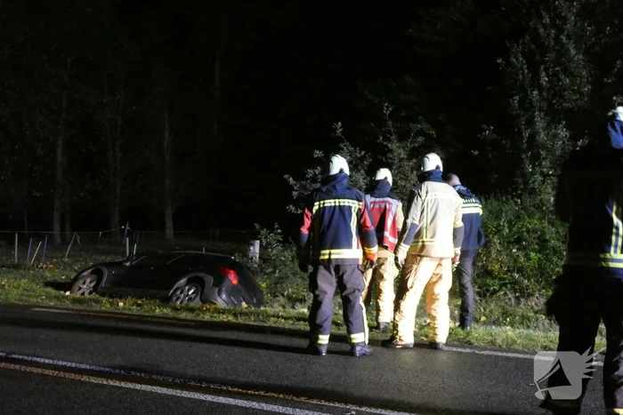 Auto belandt in greppel, bestuurder gevlucht