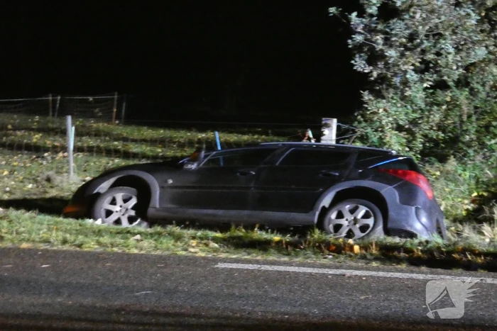 Auto belandt in greppel, bestuurder gevlucht