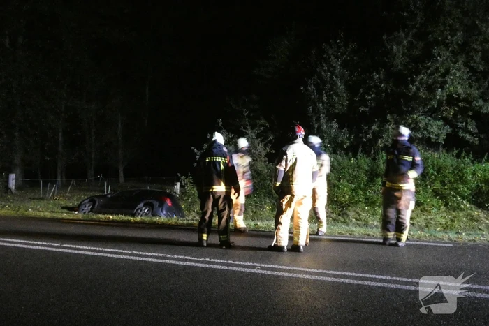 Auto belandt in greppel, bestuurder gevlucht