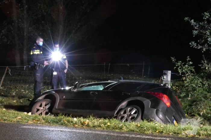 Auto belandt in greppel, bestuurder gevlucht