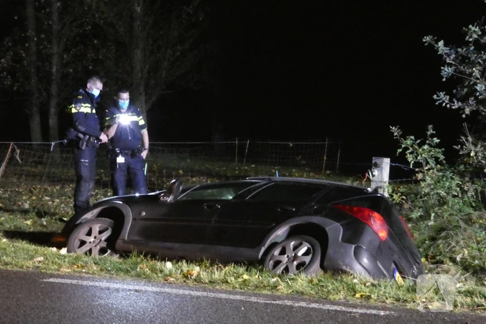 Auto belandt in greppel, bestuurder gevlucht