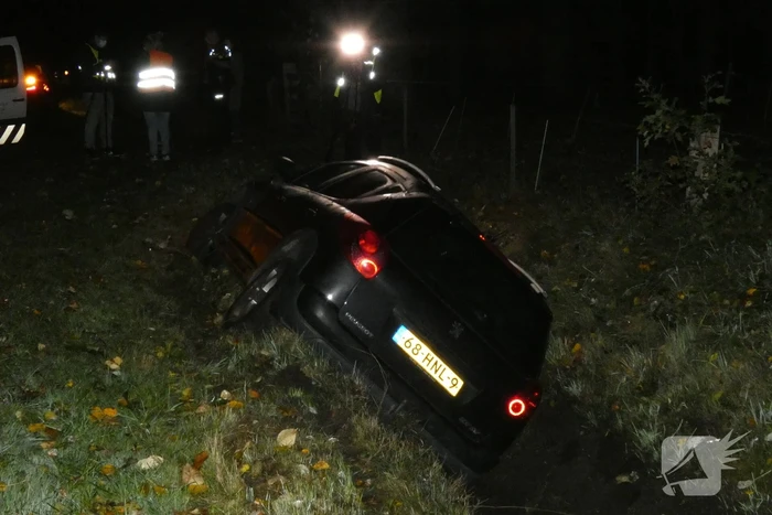 Auto belandt in greppel, bestuurder gevlucht