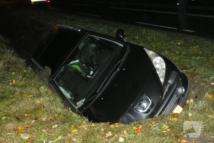 Auto belandt in greppel, bestuurder gevlucht