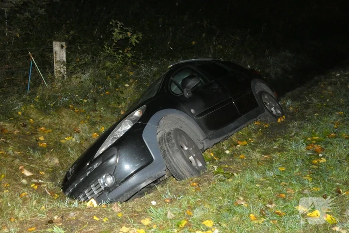 Auto belandt in greppel, bestuurder gevlucht