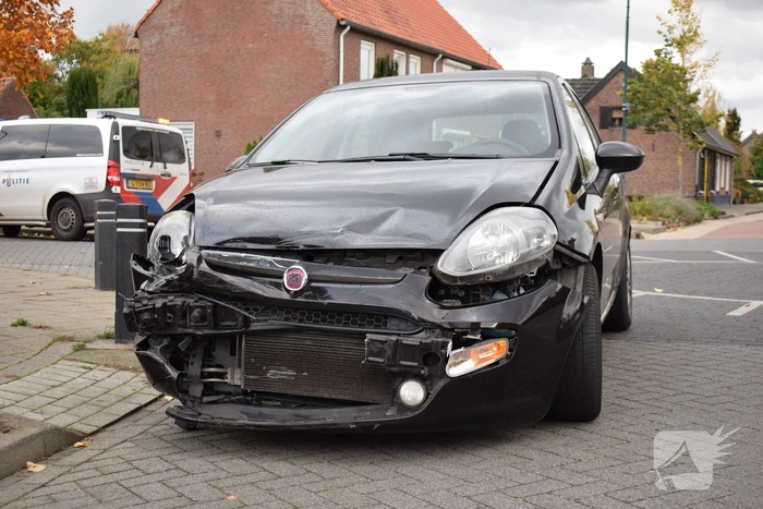 Drie voertuigen betrokken bij aanrijding op kruising