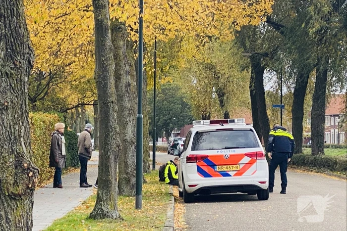 Fietser en scooterrijder botsen hard op elkaar