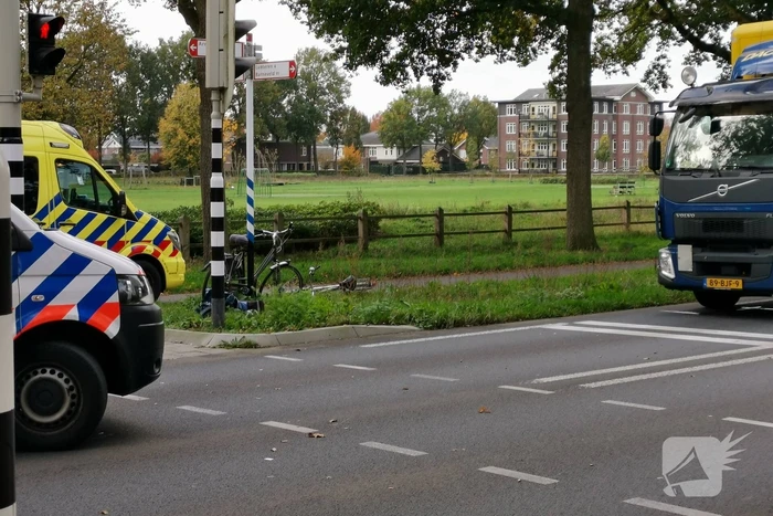 Overstekende fietser aangereden door auto