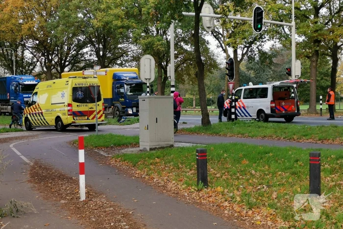 Overstekende fietser aangereden door auto