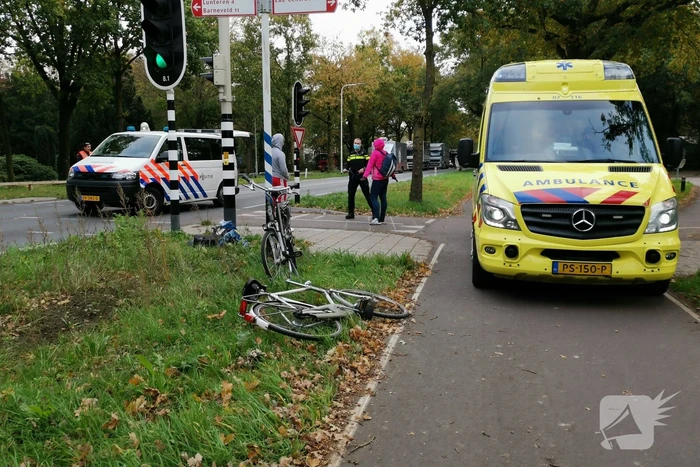 Overstekende fietser aangereden door auto