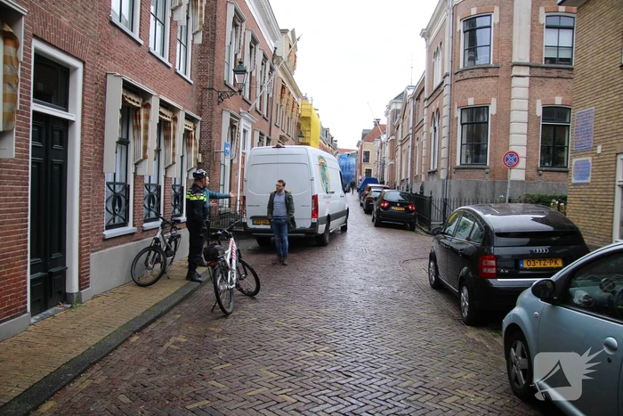 Gefrustreerde fietser trapt achterlicht bestelbus stuk