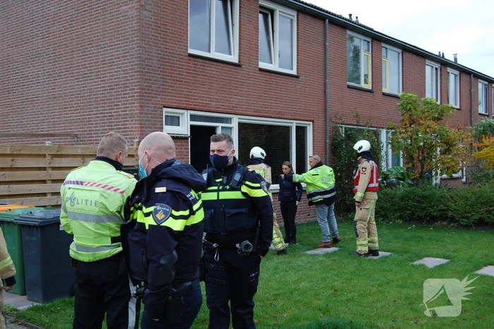 Personenauto rijdt door schutting
