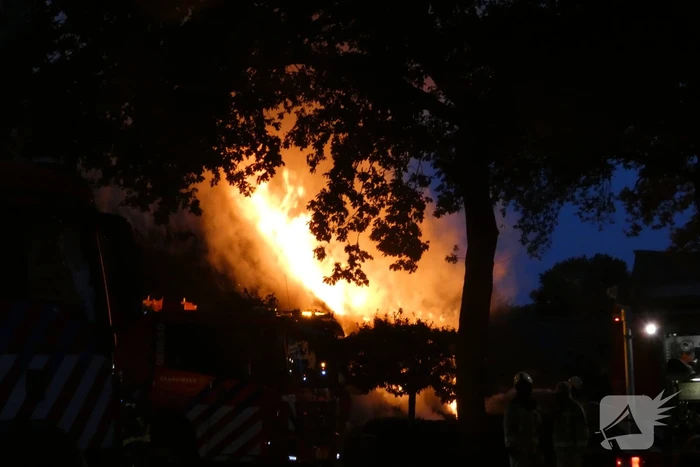 Grote uitslaande brand in woonboerderij met rieten kap