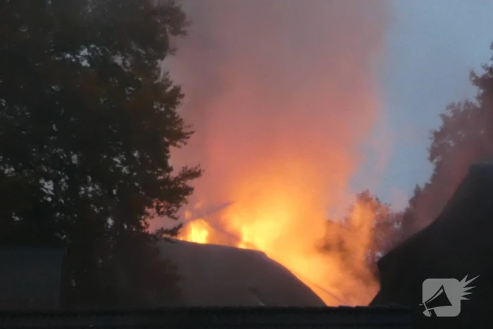 Grote uitslaande brand in woonboerderij met rieten kap
