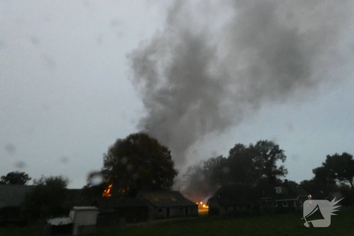 Grote uitslaande brand in woonboerderij met rieten kap