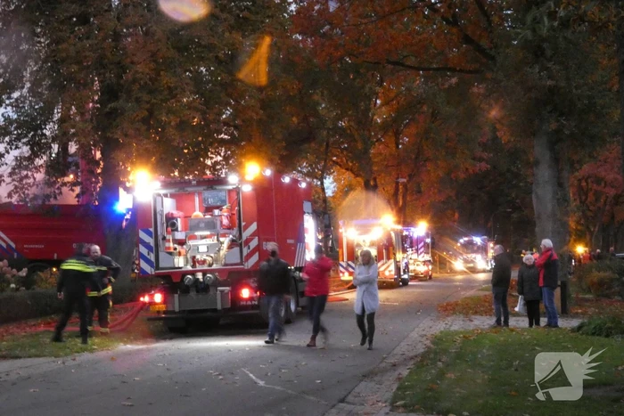 Grote uitslaande brand in woonboerderij met rieten kap