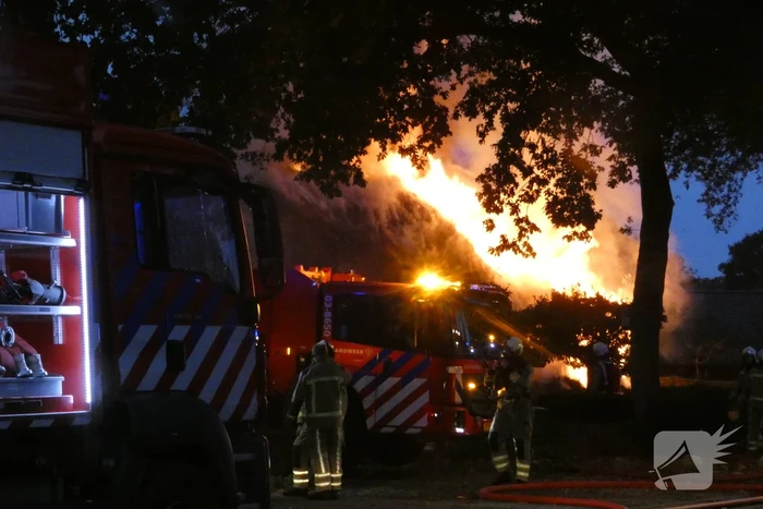 Grote uitslaande brand in woonboerderij met rieten kap