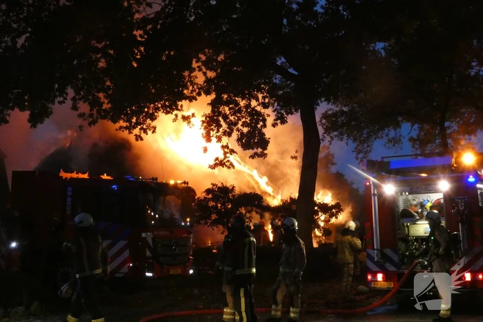 Grote uitslaande brand in woonboerderij met rieten kap
