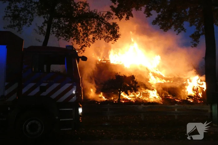 Grote uitslaande brand in woonboerderij met rieten kap