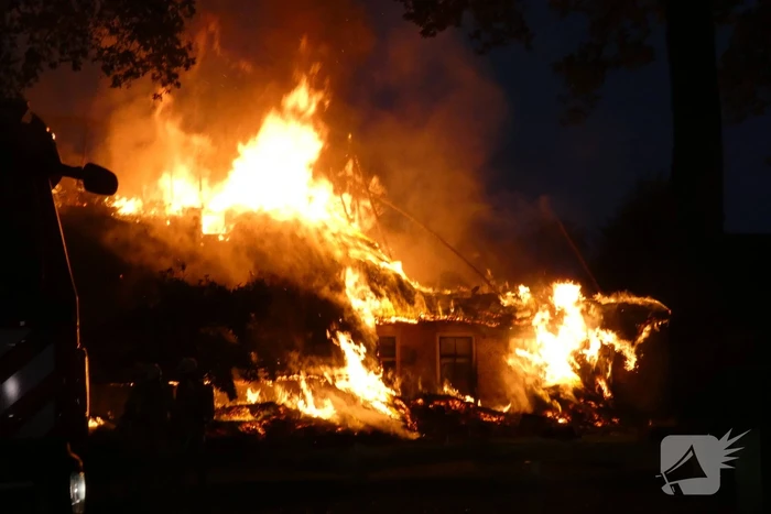 Grote uitslaande brand in woonboerderij met rieten kap