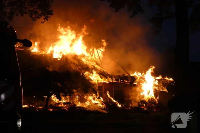 Grote uitslaande brand in woonboerderij met rieten kap