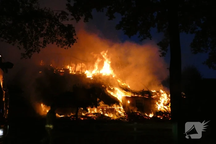 Grote uitslaande brand in woonboerderij met rieten kap