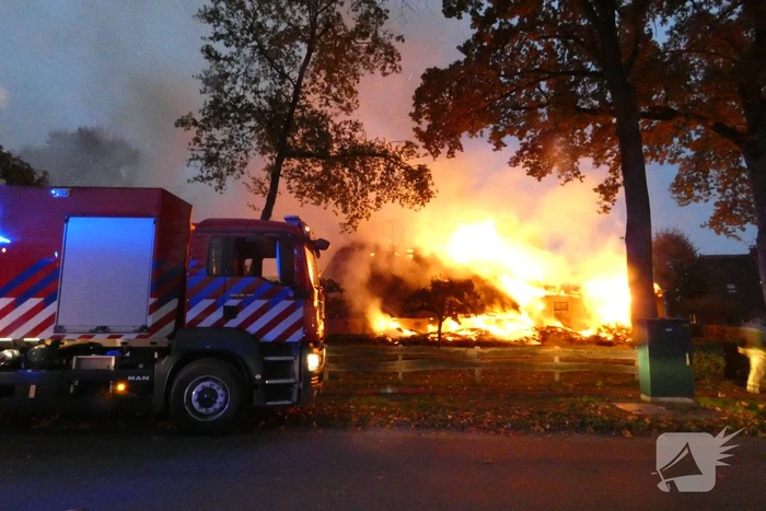 Grote uitslaande brand in woonboerderij met rieten kap