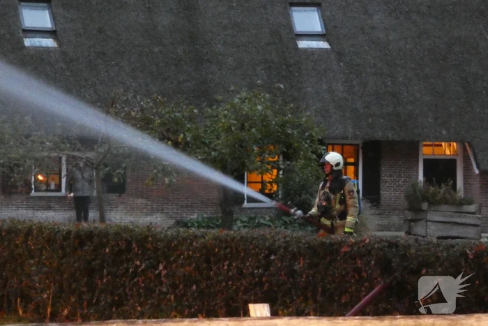Grote uitslaande brand in woonboerderij met rieten kap