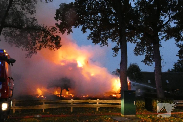 Grote uitslaande brand in woonboerderij met rieten kap