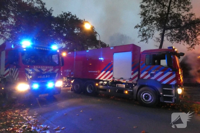 Grote uitslaande brand in woonboerderij met rieten kap