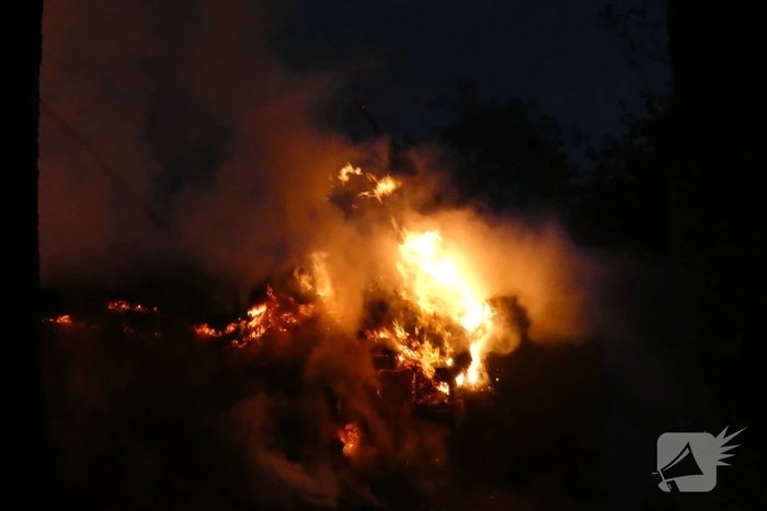 Grote uitslaande brand in woonboerderij met rieten kap