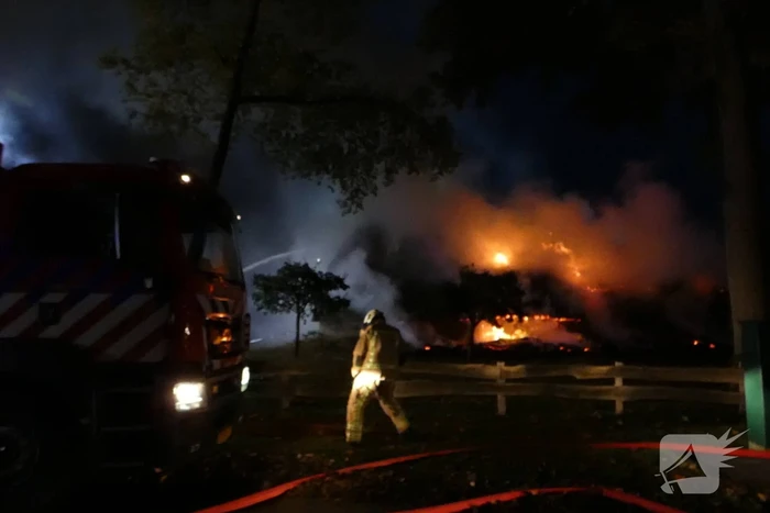 Grote uitslaande brand in woonboerderij met rieten kap