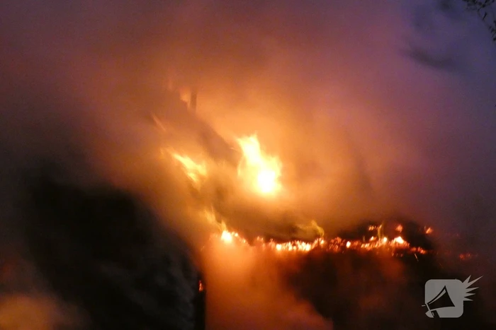 Grote uitslaande brand in woonboerderij met rieten kap