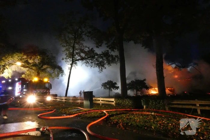Grote uitslaande brand in woonboerderij met rieten kap