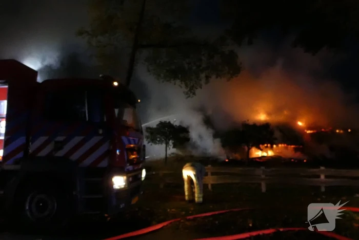 Grote uitslaande brand in woonboerderij met rieten kap