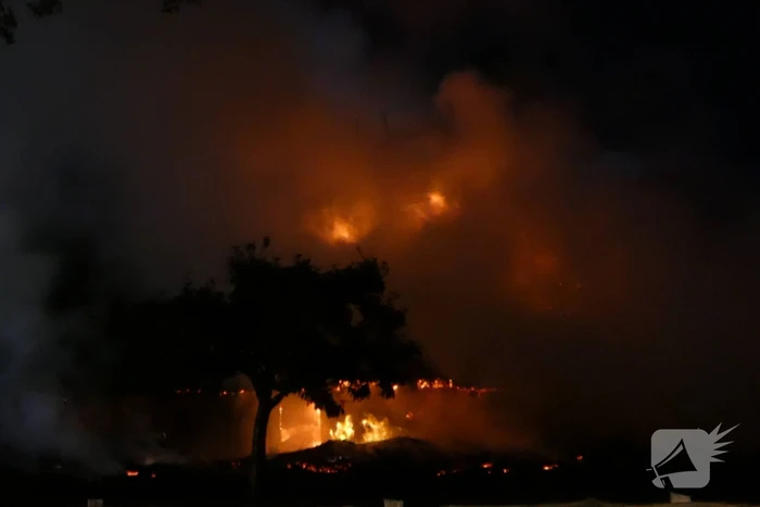 Grote uitslaande brand in woonboerderij met rieten kap