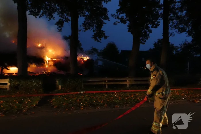 Grote uitslaande brand in woonboerderij met rieten kap