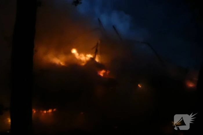 Grote uitslaande brand in woonboerderij met rieten kap