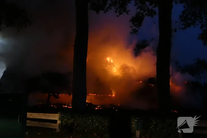 Grote uitslaande brand in woonboerderij met rieten kap