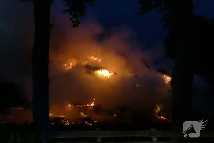 Grote uitslaande brand in woonboerderij met rieten kap