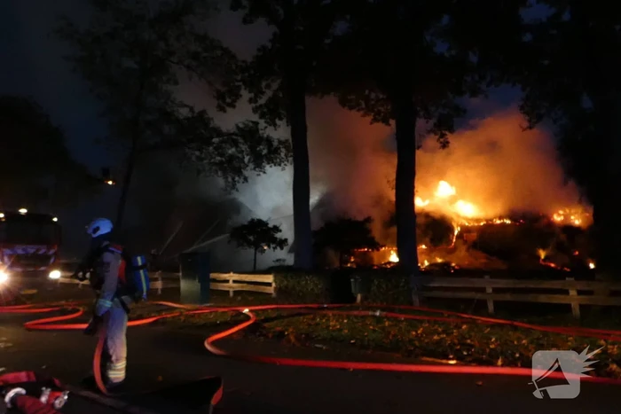 Grote uitslaande brand in woonboerderij met rieten kap