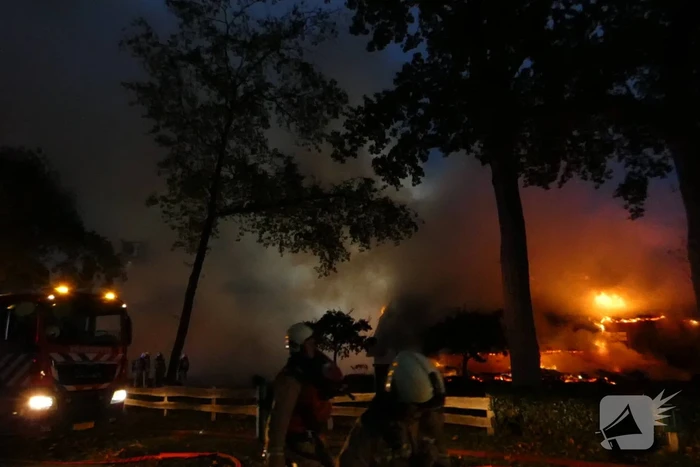 Grote uitslaande brand in woonboerderij met rieten kap