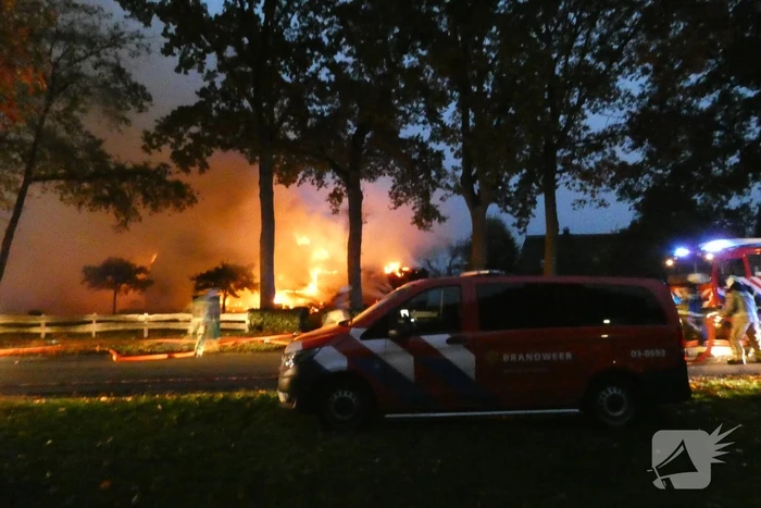 Grote uitslaande brand in woonboerderij met rieten kap