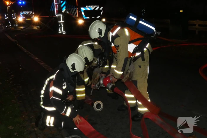 Grote uitslaande brand in woonboerderij met rieten kap