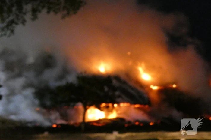 Grote uitslaande brand in woonboerderij met rieten kap